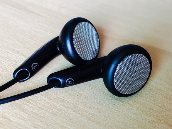 Spotify revenues rise but losses widen